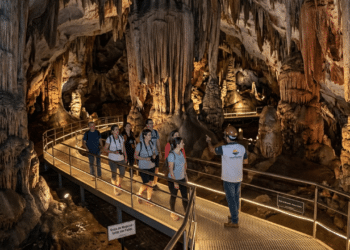 Em Minas, uma caverna com 600 milhões de anos e dois séculos de história cria um cenário que parece irreal