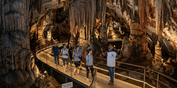 Em Minas, uma caverna com 600 milhões de anos e dois séculos de história cria um cenário que parece irreal