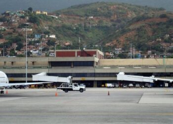 Após anos de crise sob regime de Maduro, aeroporto da Venezuela volta a operar com força e anima economia