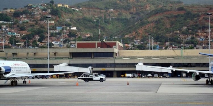 Após anos de crise sob regime de Maduro, aeroporto da Venezuela volta a operar com força e anima economia