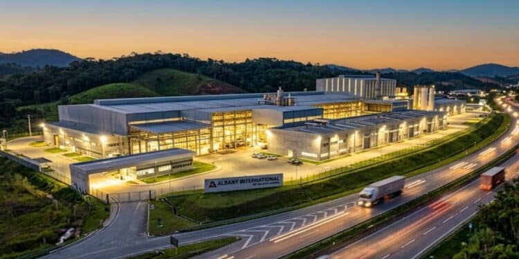 Gigante global fatura R$ 5,8 bilhões anualmente e mantém fábrica estratégica às margens de rodovia em Santa Catarina