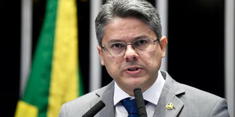 Relator da CPI, Alessandro Vieira afirma que “governo atravessou a rua para dar abraço de afogado no STF”