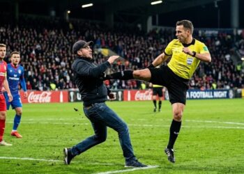 Árbitro surpreende e aplica golpe de karatê em homem que tentava agressão durante partida de futebol