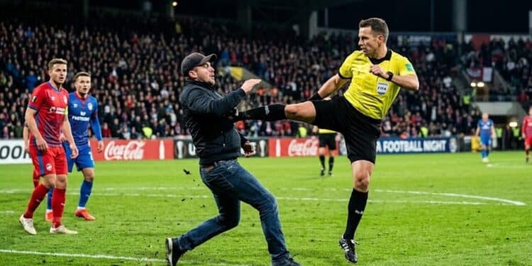 Árbitro surpreende e aplica golpe de karatê em homem que tentava agressão durante partida de futebol