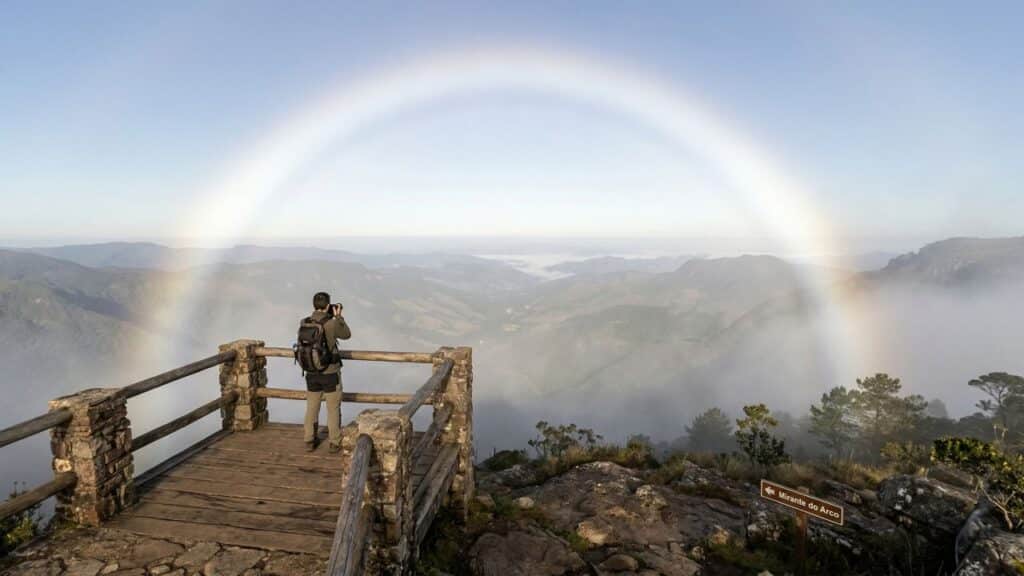 Parece um arco-íris apagado no céu: o fenômeno raro que surge quando luz e névoa se alinham do jeito certo