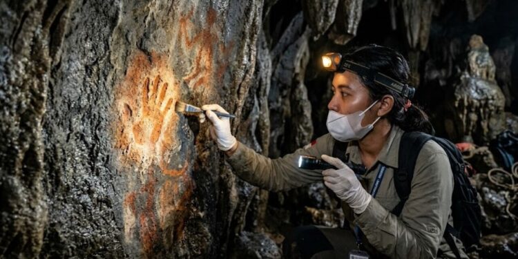 Cientistas identificam na Indonésia a arte rupestre mais antiga do mundo com cerca de 67,8 mil anos e descoberta pode mudar o entendimento sobre a história humana