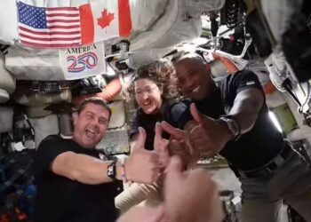 Donald Trump conversa com astronautas da Artemis II e elogia missão histórica na Lua