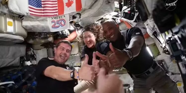 Donald Trump conversa com astronautas da Artemis II e elogia missão histórica na Lua