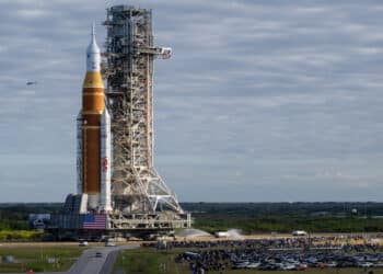 Missão Artemis II sofre problema no sistema sanitário após decolagem em voo histórico rumo à Lua com astronautas