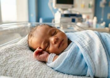 Bebê recém-nascido descansando em ambiente iluminado e seguro