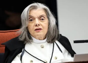 Cármen Lúcia confirma saída antecipada do comando do TSE