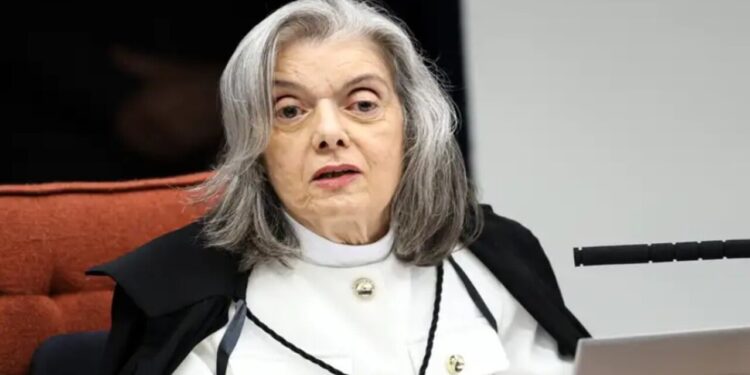 Cármen Lúcia confirma saída antecipada do comando do TSE