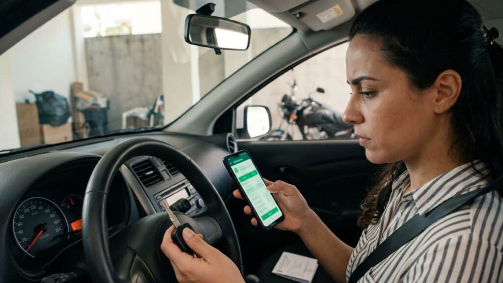 Multa será aplicada a motoristas que não estiverem com esses 2 documentos exigidos por lei