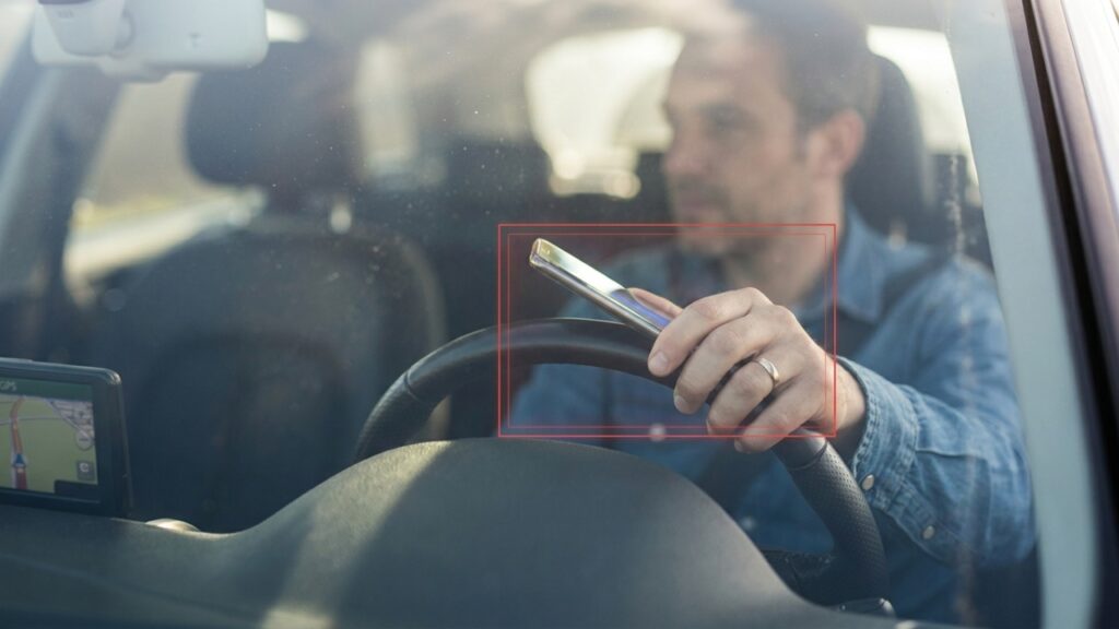 Novos radares com IA flagram celular ao volante
