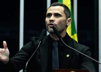 Críticas de Cleitinho contra Trump geram revolta entre apoiadores que o acusam de se aproximar da esquerda