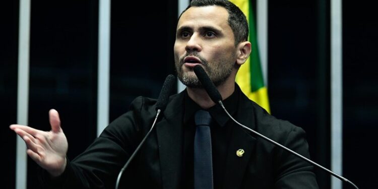 Críticas de Cleitinho contra Trump geram revolta entre apoiadores que o acusam de se aproximar da esquerda