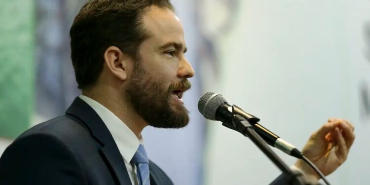 Governo estuda usar dinheiro do FGTS para pagar dividas