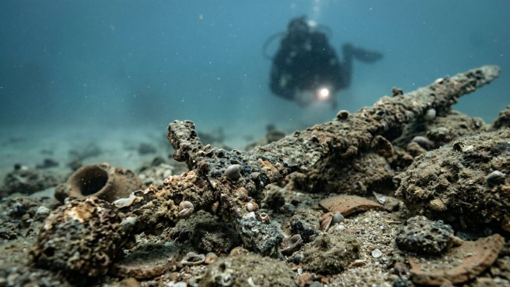 Mergulhador acha espada de cruzado do século XII pela segunda vez no mesmo local