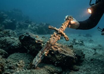Mergulhador acha espada de cruzado do século XII pela segunda vez no mesmo local