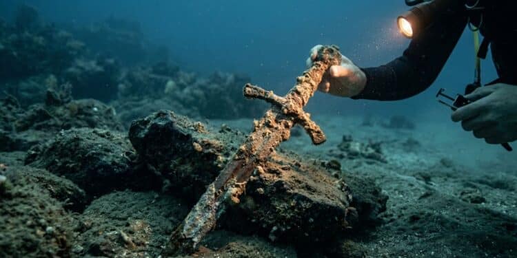 Mergulhador acha espada de cruzado do século XII pela segunda vez no mesmo local