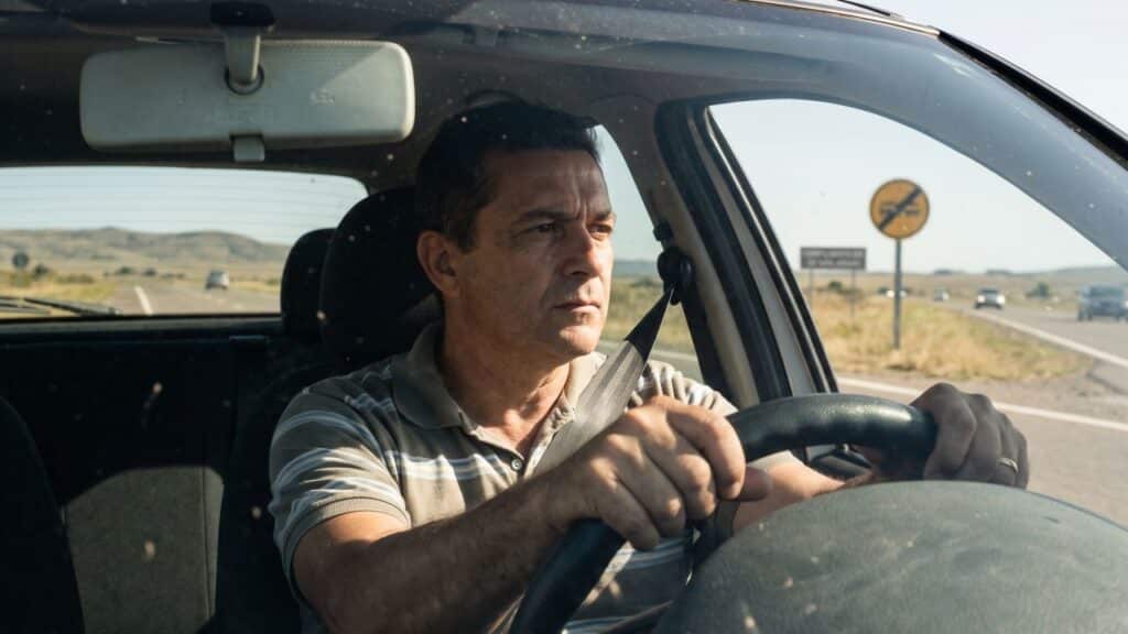 Poucos motoristas sabem o que a placa de trânsito com círculo vermelho e faixa preta significa e por que é usada em todas as rodovias