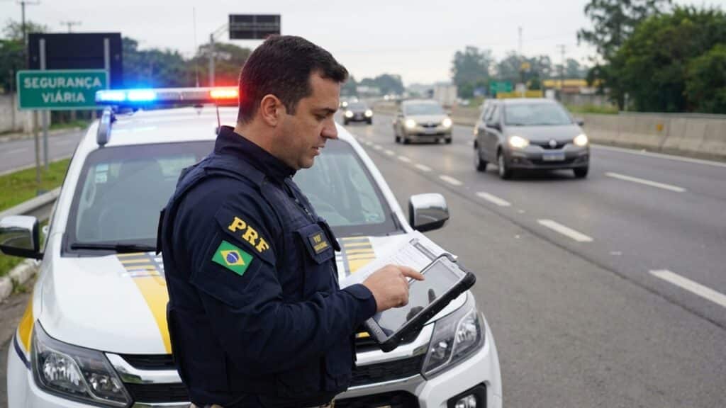 Mudança no CTB sobre farol baixo em 2026 gera multa de R$ 130,16