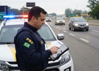 Mudança no CTB sobre farol baixo em 2026 gera multa de R$ 130,16