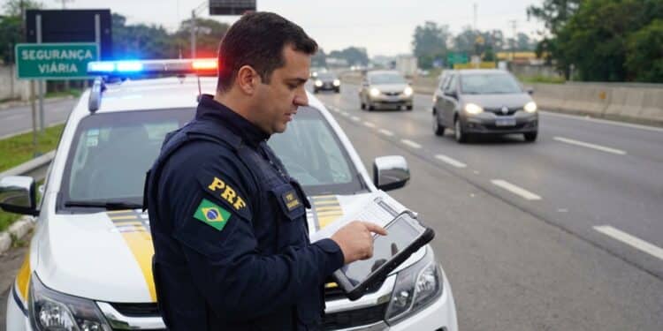 Mudança no CTB sobre farol baixo em 2026 gera multa de R$ 130,16