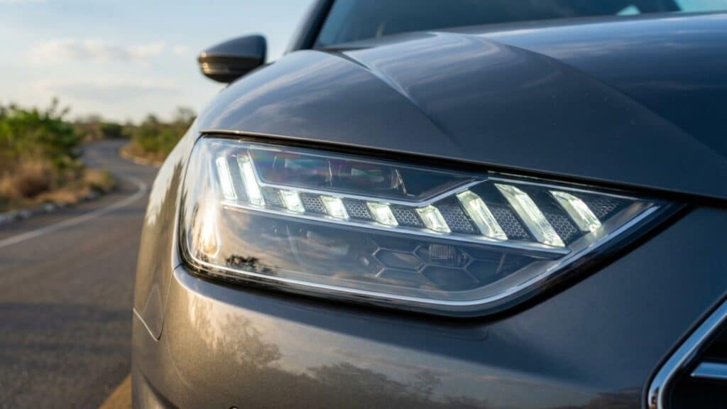 Farol com luz DRL ativa em rodovia ensolarada