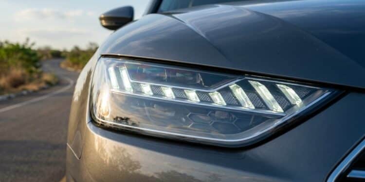 Farol com luz DRL ativa em rodovia ensolarada