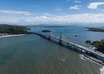 Contagem regressiva para inauguração mostra mastros da Ponte de Guaratuba sem andaimes e obra avança para fase final com investimento superior a R$ 400 milhões e mais de 1.240 metros de extensão