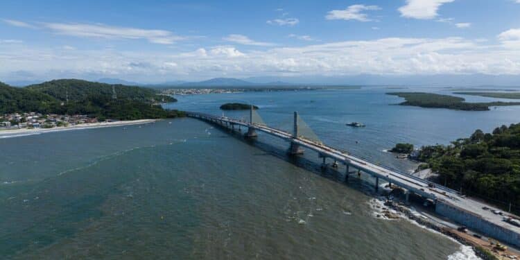Contagem regressiva para inauguração mostra mastros da Ponte de Guaratuba sem andaimes e obra avança para fase final com investimento superior a R$ 400 milhões e mais de 1.240 metros de extensão