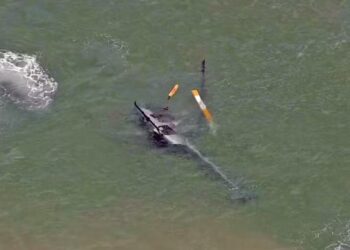 Helicóptero cai no mar da Praia da Barra da Tijuca e mobiliza equipes de resgate no Rio de Janeiro