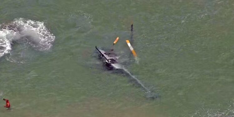 Helicóptero cai no mar da Praia da Barra da Tijuca e mobiliza equipes de resgate no Rio de Janeiro