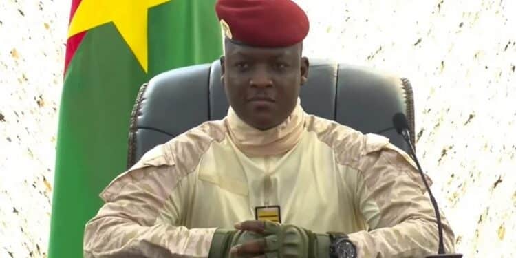 Chefe militar de Burkina Faso afirma que democracia 'deve ser deixada de lado'