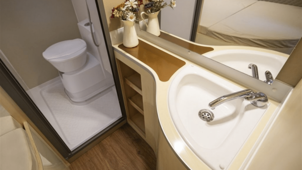 O banheiro de Pino Karavan se destaca por modernidade - Créditos: Pino Karavans