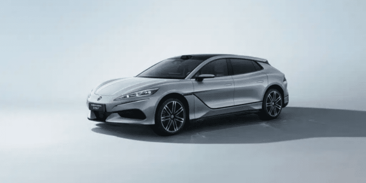 Denza Z9 GT aparece no Brasil com até 1.000 km e chama atenção no segmento premium