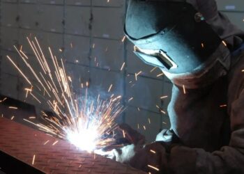 Produção industrial despenca e marca o pior cenário no Brasil desde 2022