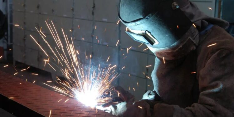 Produção industrial despenca e marca o pior cenário no Brasil desde 2022