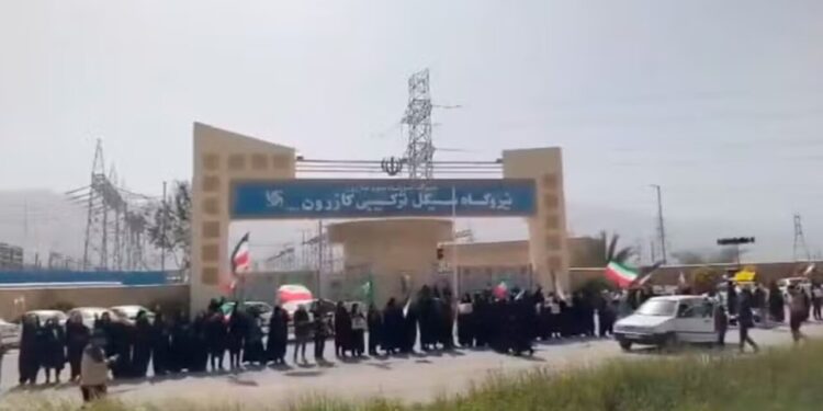 'Corrente humana' feita por iranianos em usinas após ameaças dos Estados Unidos chama atenção e eleva preocupação global