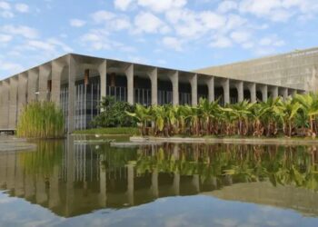 Após decisão de reciprocidade do governo Lula, funcionário dos Estados Unidos deixa o Brasil