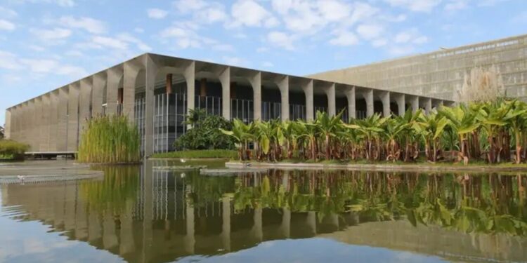 Após decisão de reciprocidade do governo Lula, funcionário dos Estados Unidos deixa o Brasil