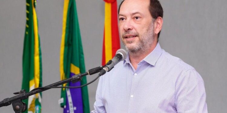 Nomeação de irmão de Ciro Gomes no BNDES com salário de 52,5 mil reais provoca reação na ala do PT