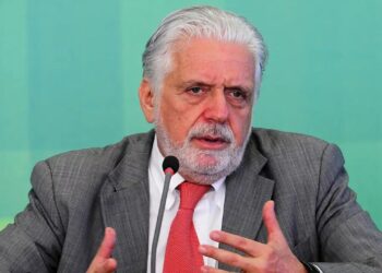 Líder do PT no Senado se pronuncia após rejeição de Jorge Messias e afirma que "quem perdeu foi o Brasil"
