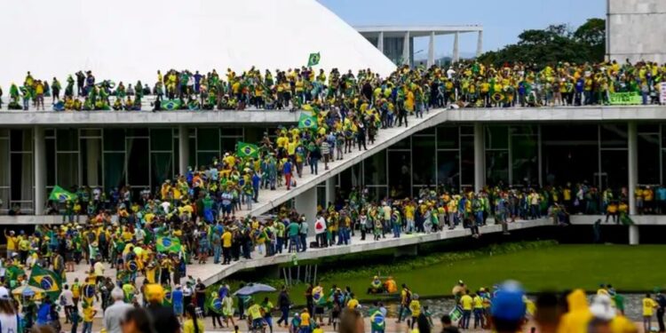 Empresário é condenado a 14 anos de prisão pelo STF por transferir R$ 500 para ônibus no 8 de janeiro