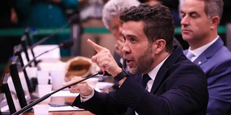 André Mendonça assume relatoria da queixa-crime de Jair Bolsonaro contra Janones