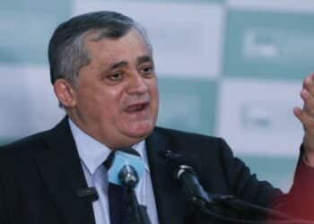 Ministro de Lula sugere elevar dívida pública para 'proteger economia popular'