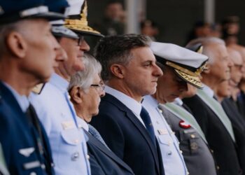 Luciano Huck recebe homenagem do Exército e é condecorado com medalha oficial