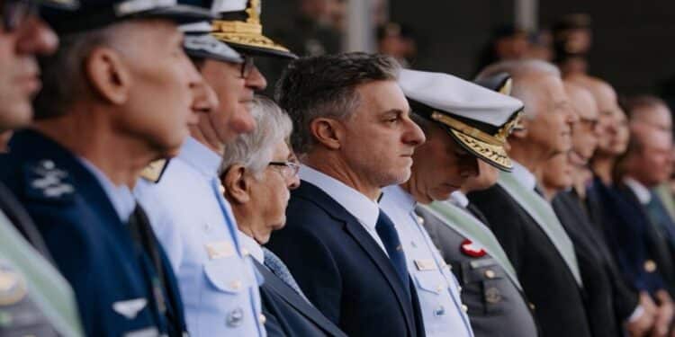 Luciano Huck recebe homenagem do Exército e é condecorado com medalha oficial