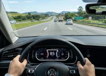 A velocidade ideal para economizar combustível não é 80 nem 90 km/h, pesquisadores chegaram a um número que surpreende